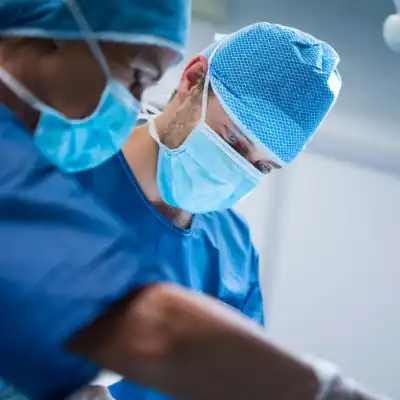 Chirurg naczyniowy Bychawa, zespół na sali operacyjnej